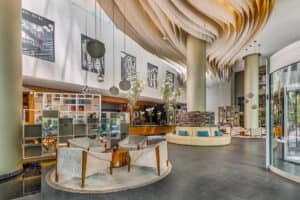 El vestíbulo de este moderno hotel cuenta con un singular techo ondulado, altas columnas y elegantes zonas de estar, ideales para reuniones informales. Plantas decorativas y arte contemporáneo complementan el espacio, mientras que los grandes ventanales inundan este resort mexicano de luz natural.